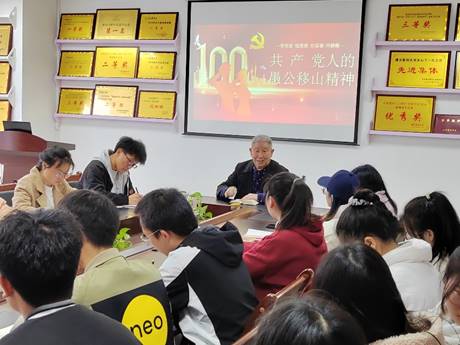 一群人坐在房间里描述已自动生成